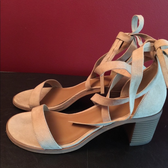 🎀 2 for 24!!! Forever 21 Beige strapped sandals - Picture 1 of 4